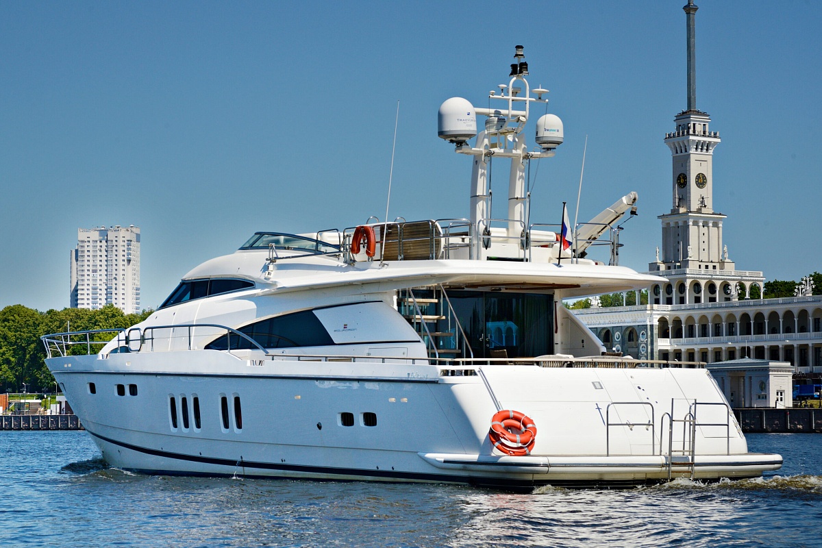 Аренда моторной яхты Fairline Squadron 74 в Москве - речной вокзал